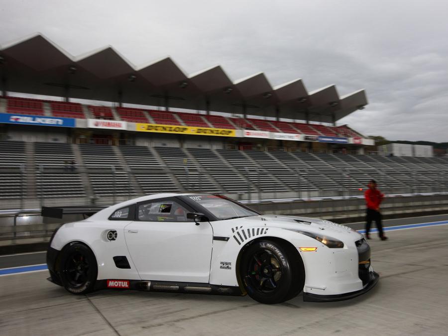  Nissan GT-R FIA GT1 2009 года  (фото 4 из 28)